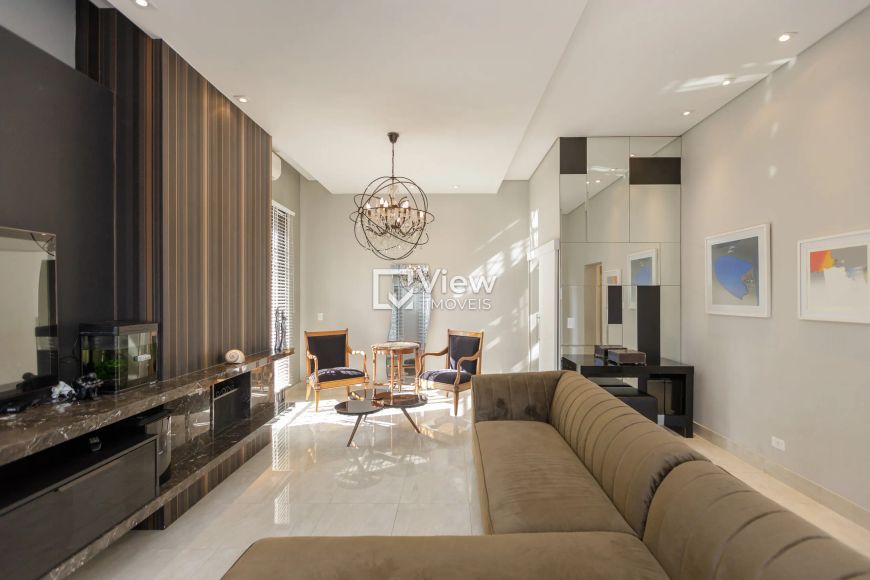 Linda Casa Térrea Com Piscina entre Praças
