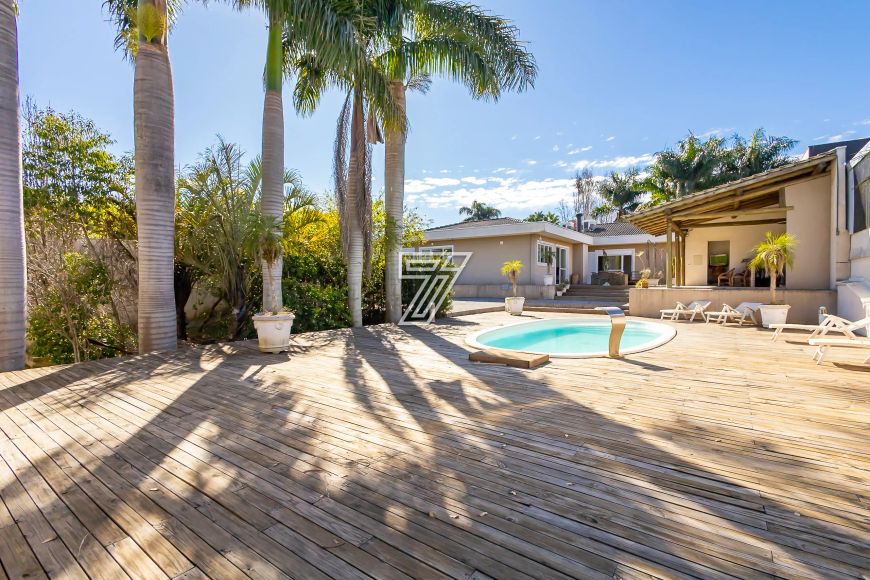 Casa alto padrão a venda tem 420m² com 4 suítes no Seminário - Curitiba - PR