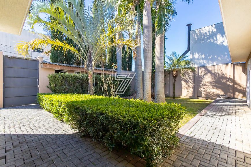 Casa alto padrão a venda tem 420m² com 4 suítes no Seminário - Curitiba - PR