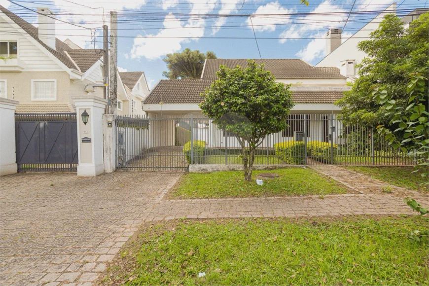 CASA Térrea para venda tem 359 metros quadrados com 7 quartos em Água Verde - Curitiba - PR