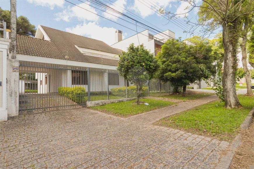 CASA Térrea para venda tem 359 metros quadrados com 7 quartos em Água Verde - Curitiba - PR