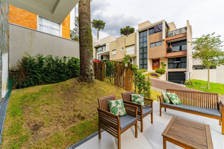 Casa em Condomínio, 03 Suítes, 06 Vagas, Hidromassagem, Jardim das Américas, Curitiba.