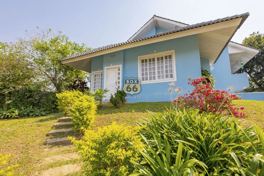 Casa com amplo quintal à venda com 3 quartos sendo uma suíte e 4 vagas em Cascatinha, Curitiba/Pr.