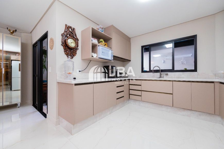 Triplex mobiliado para venda possui 161 m2 com 3 suítes em Hauer - Curitiba - PR