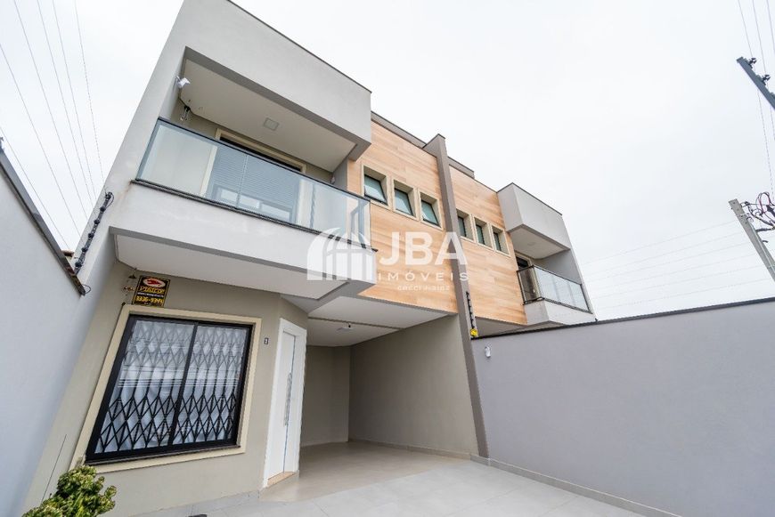 Triplex mobiliado para venda possui 161 m2 com 3 suítes em Hauer - Curitiba - PR