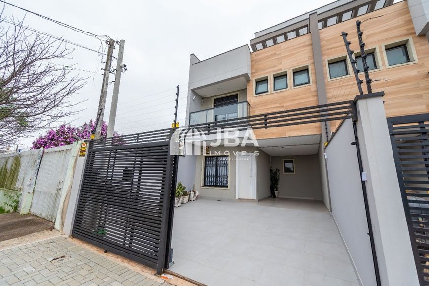 Triplex mobiliado para venda possui 161 m2 com 3 suítes em Hauer - Curitiba - PR