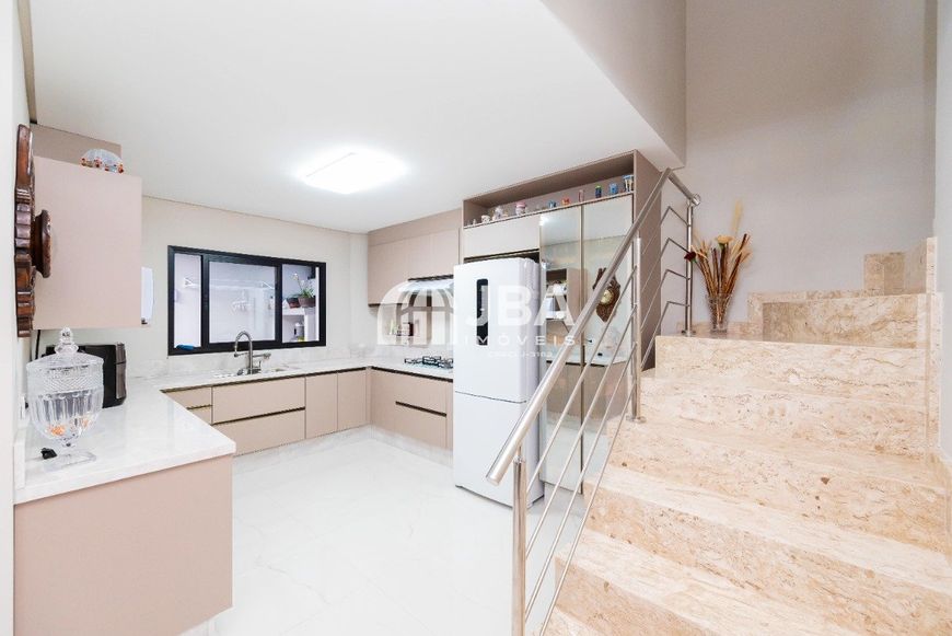 Triplex mobiliado para venda possui 161 m2 com 3 suítes em Hauer - Curitiba - PR