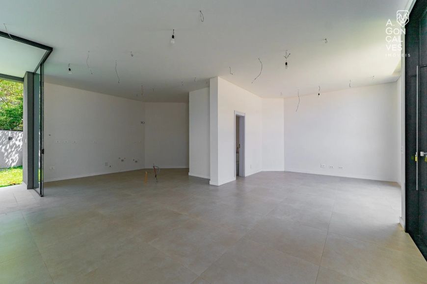 Casa em Condomínio, 03 Suítes, 06 Vagas, Churrasqueira à Carvão, Cascatinha, Curitiba.