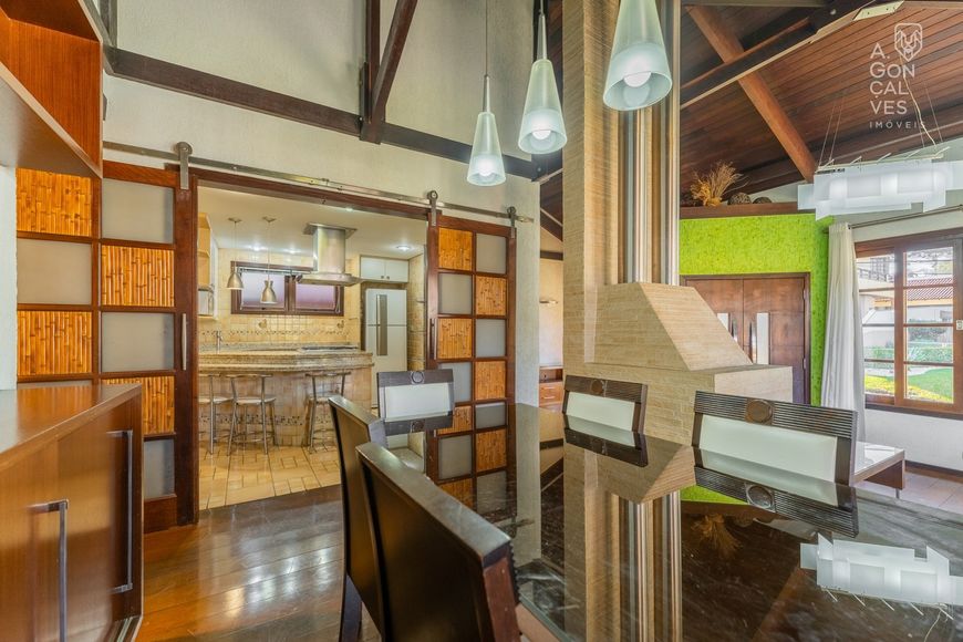 Casa Térrea em Condomínio Fechado, 03 Suítes, 04 Vagas, Santa Felicidade, Curitiba.