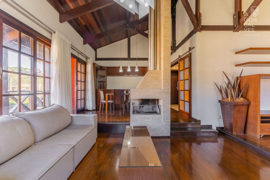 Casa Térrea em Condomínio Fechado, 03 Suítes, 04 Vagas, Santa Felicidade, Curitiba.
