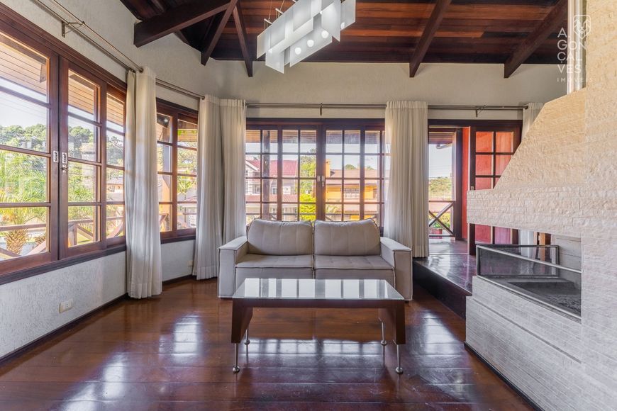 Casa Térrea em Condomínio Fechado, 03 Suítes, 04 Vagas, Santa Felicidade, Curitiba.