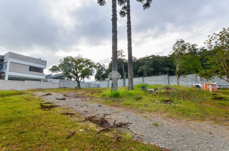 Imóvel para venda tem 989 metros quadrados em Butiatuvinha - Curitiba - PR