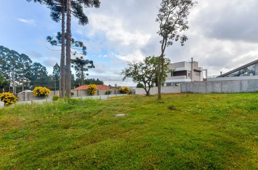 Imóvel para venda tem 989 metros quadrados em Butiatuvinha - Curitiba - PR