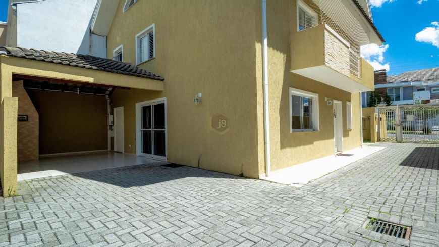 MODERNO TRÍPLEX COM JARDIM DE 59M² PRIVATIVOS, EM CONDOMÍNIO FECHADO Moderno triplex no Atúba - J8 I