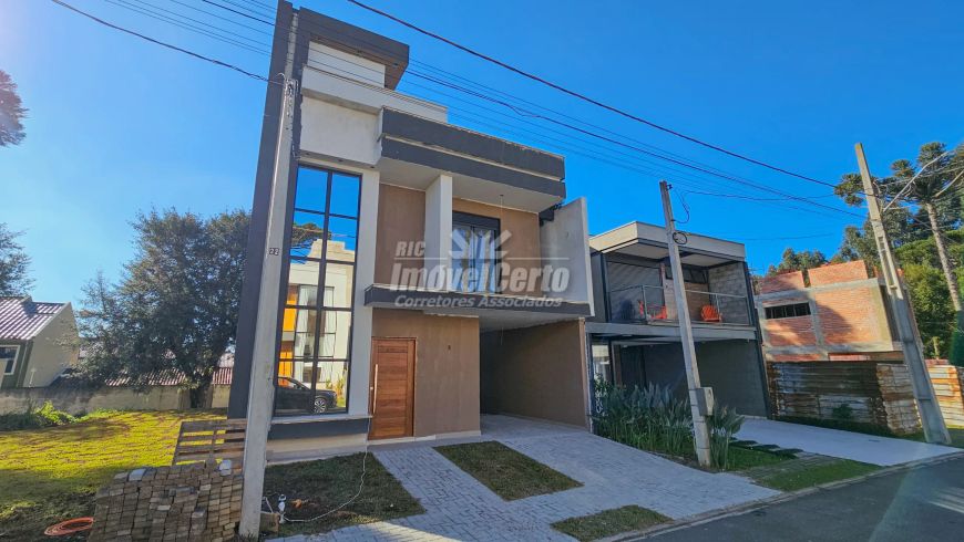 Sobrado de 208 m² construídos em condomínio fechado no bairro Umbará com 4 dormitórios sendo 1 suíte