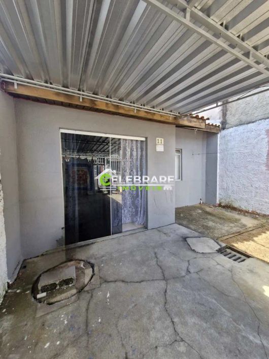 ÓTIMA CASA DE COND. NO STA CÂNDIDA! 02 QTOS,GARAGEM COBERTA