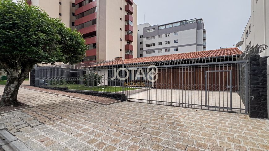 CASA RESIDENCIAL / COMERCIAL NO ÁGUA VERDE Casa residencial / comercial no Água Verde - J8