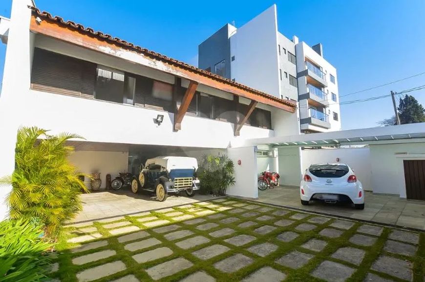 Triplex prox. Clube Curitibano possui 501m² com 5 quartos em Parolin - Curitiba - PR