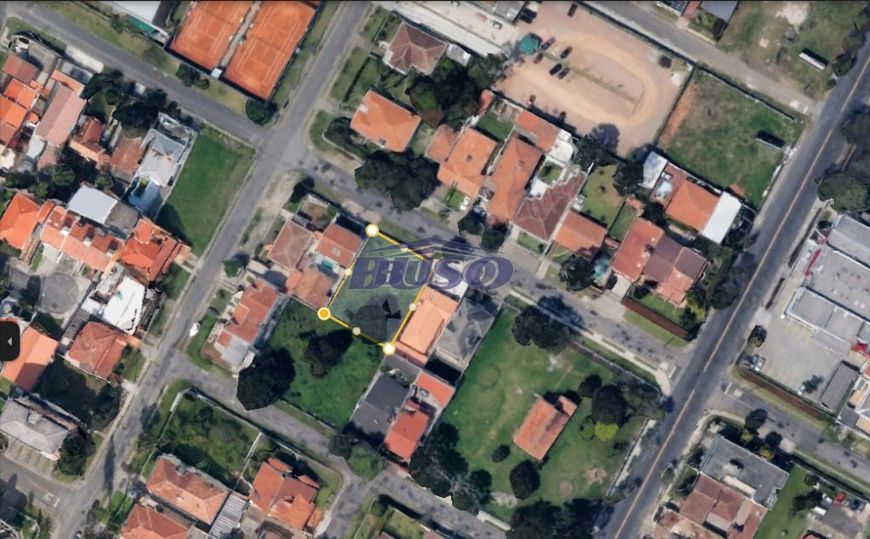 Dois lotes de terreno conjugados para locação a meia quadra do Curitibano Tênis Parolin