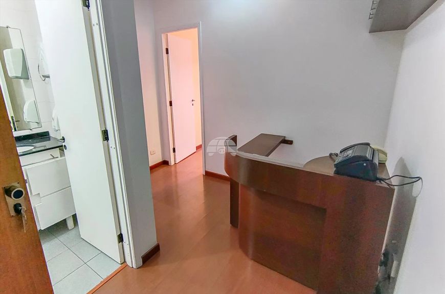 Centro comercial para venda possui 28 m² em Centro - Curitiba - PR