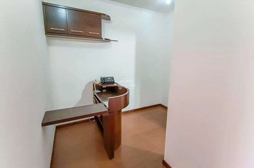Centro comercial para venda possui 28 m² em Centro - Curitiba - PR