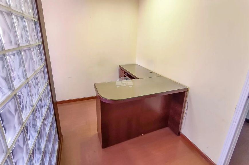 Centro comercial para venda possui 28 m² em Centro - Curitiba - PR
