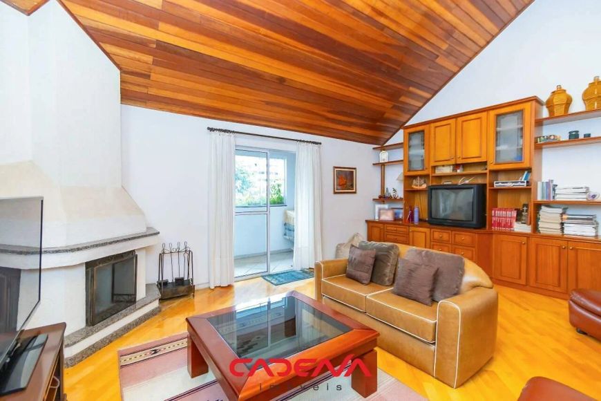 Casa com 4 quartos e 4 vagas no Água Verde