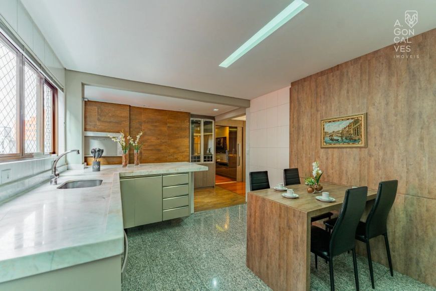 Apartamento, 04 Quartos, 02 Suítes, 03 Vagas, Churrasqueira à Carvão, Batel, Curitiba.