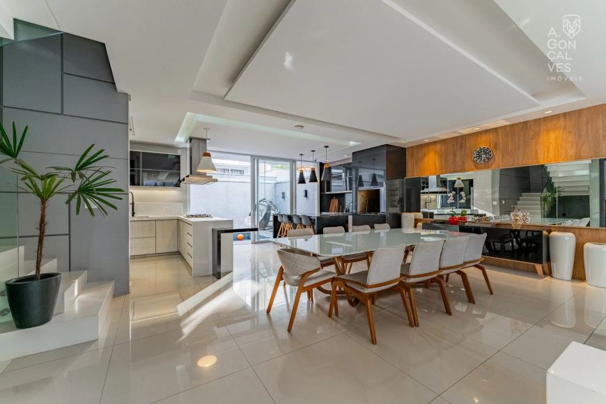 Casa em Condomínio, 04 Suítes, 04 Vagas, Piscina Aquecida, Jardim das Américas, Curitiba.