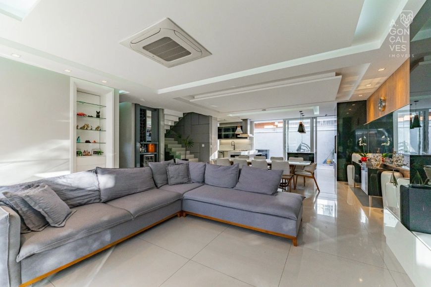 Casa em Condomínio, 04 Suítes, 04 Vagas, Piscina Aquecida, Jardim das Américas, Curitiba.