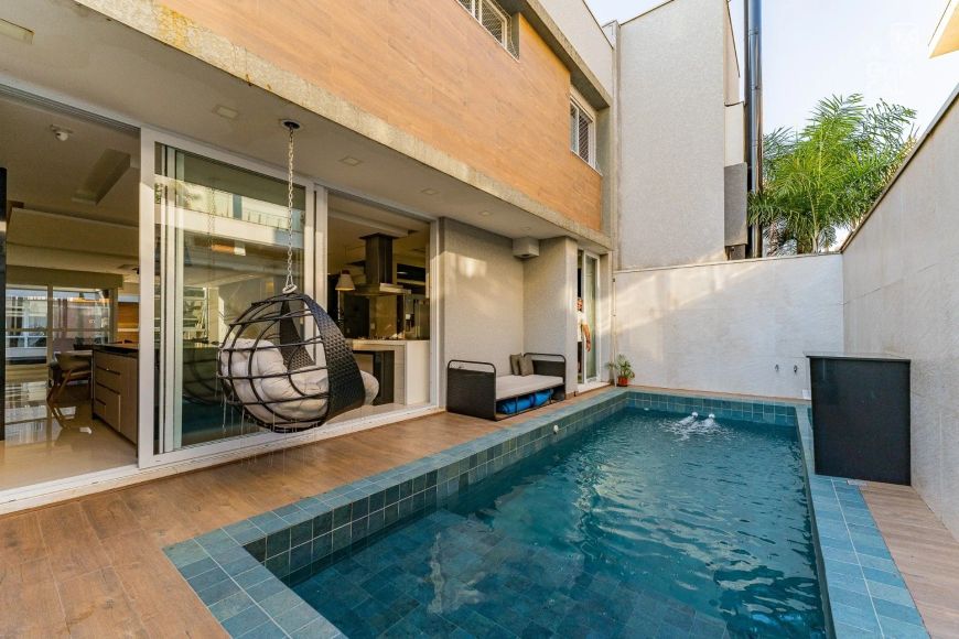 Casa em Condomínio, 04 Suítes, 04 Vagas, Piscina Aquecida, Jardim das Américas, Curitiba.