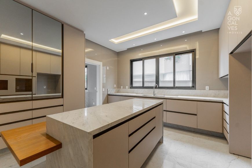 Casa em Condomínio, 04 Suítes, 03 Vagas, Alto Padrão, Uberaba, Curitiba.