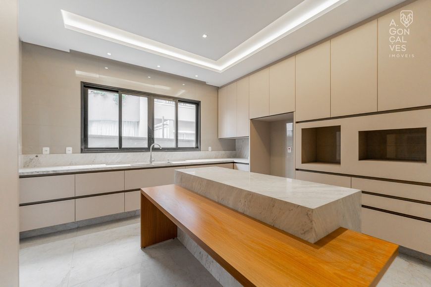 Casa em Condomínio, 04 Suítes, 03 Vagas, Alto Padrão, Uberaba, Curitiba.