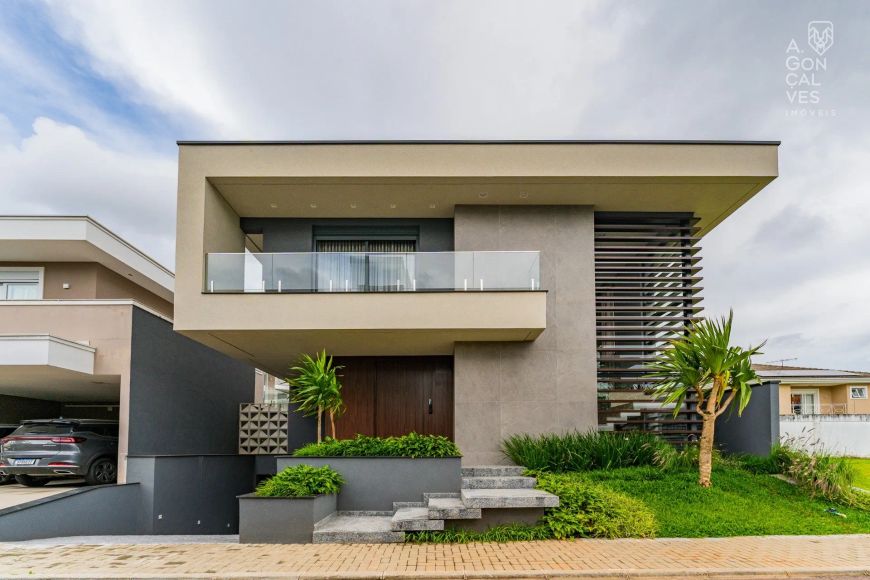 Casa em Condomínio, 03 Suítes, 06 Vagas, Elevador, Uberaba, Curitiba.
