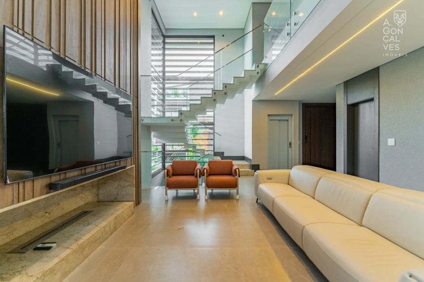 Casa em Condomínio, 03 Suítes, 06 Vagas, Elevador, Uberaba, Curitiba.