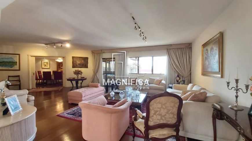 Excelente apartamento, em um dos endereços mais tradicionais de Curitiba, a Avenida Visconde de Guar