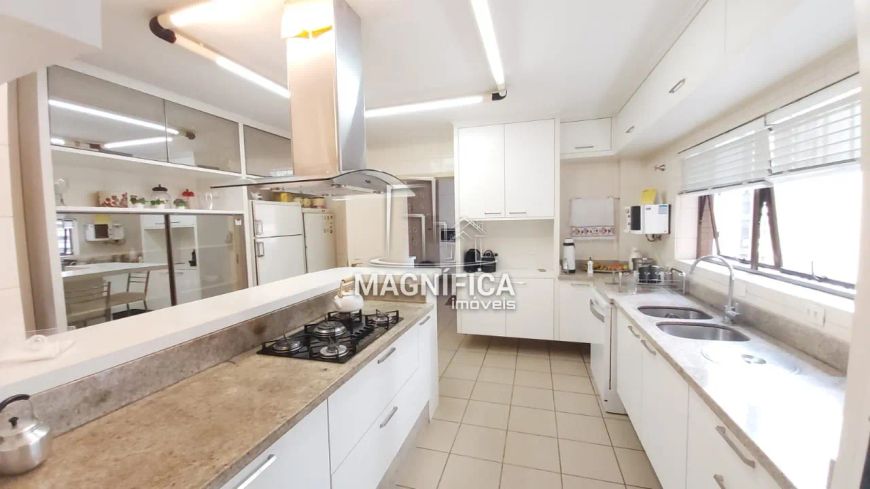 Excelente apartamento, em um dos endereços mais tradicionais de Curitiba, a Avenida Visconde de Guar