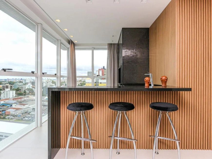 Apartamento no Cabral 3 suítes. Novo.