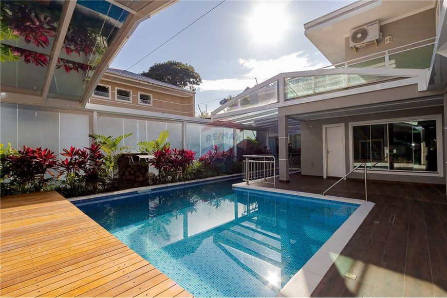 Casa 700m2. 4 quartos, 2 suites, piscina. Bairro Xaxim.