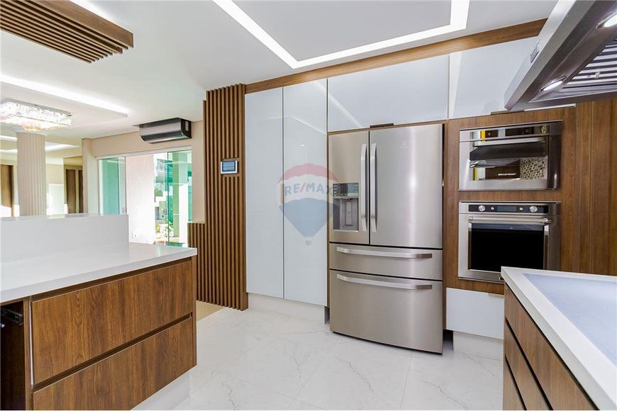 Casa 700m2. 4 quartos, 2 suites, piscina. Bairro Xaxim.