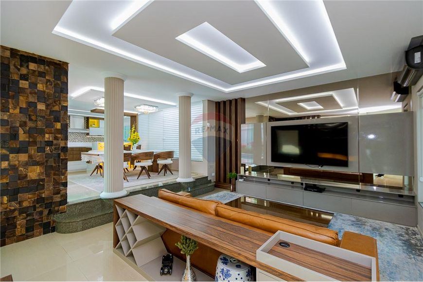 Casa 700m2. 4 quartos, 2 suites, piscina. Bairro Xaxim.