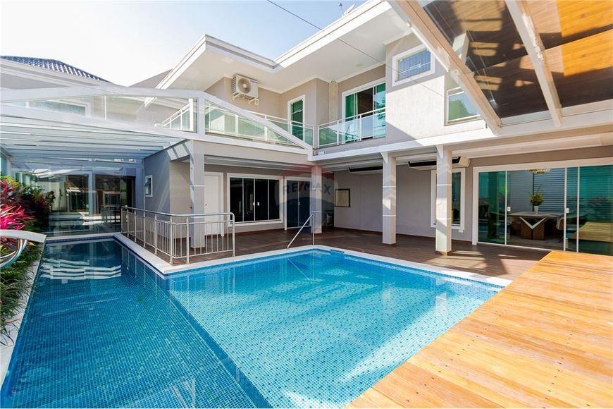 Casa 700m2. 4 quartos, 2 suites, piscina. Bairro Xaxim.