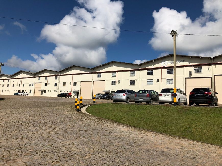 Galpão para locação 900 m2 com doca em Cidade Industrial - Curitiba - PR