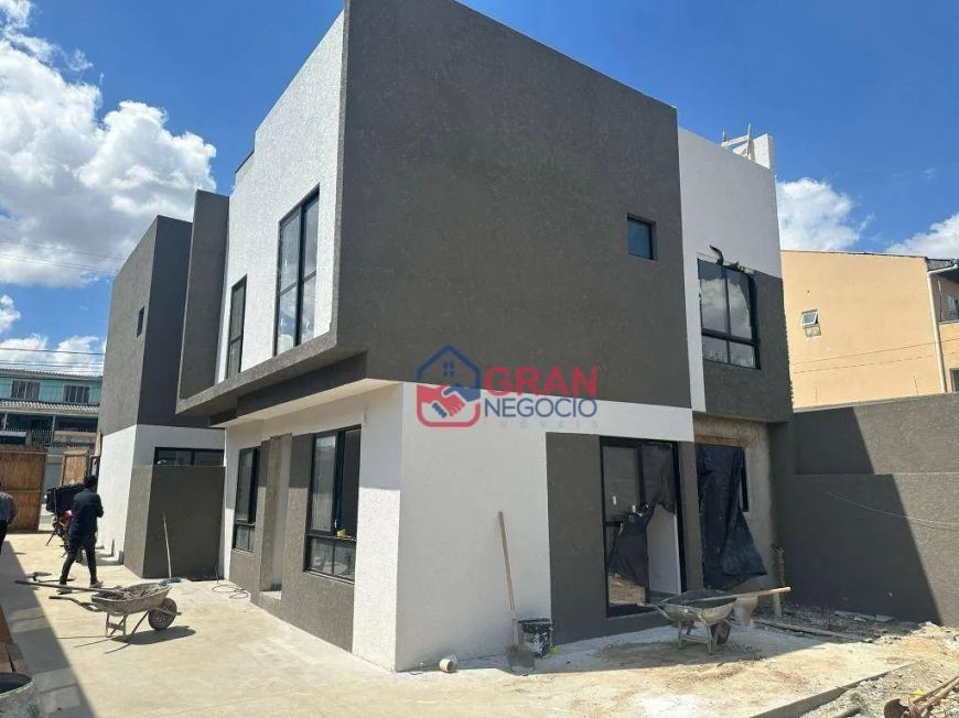 Sobrado em Condomínio no Bairro Xaxim - 3 Quartos, Ático e Terraço Espaçoso