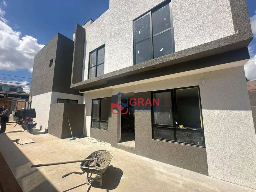 Sobrado em Condomínio no Bairro Xaxim - 3 Quartos, Ático e Terraço Espaçoso