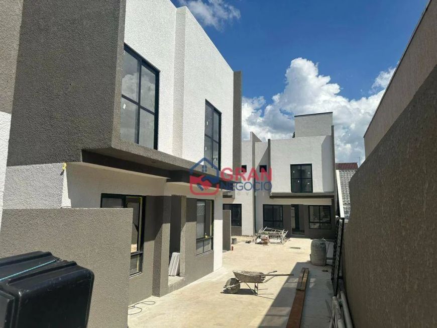 Sobrado em Condomínio no Bairro Xaxim - 3 Quartos, Ático e Terraço Espaçoso
