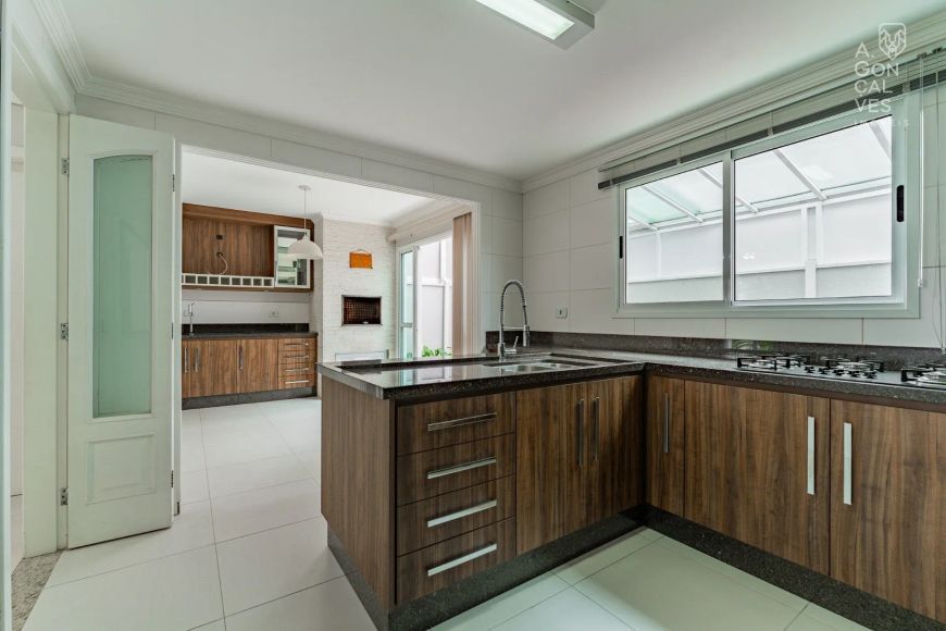 Casa em Condomínio, 03 Quartos, 02 Vagas, Semi-Mobiliado, Uberaba, Curitiba.