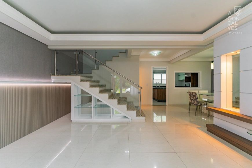Casa em Condomínio, 03 Quartos, 02 Vagas, Semi-Mobiliado, Uberaba, Curitiba.