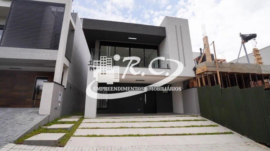 RC Imóveis vende sobrado em condomínio fechado no Santa Cândida