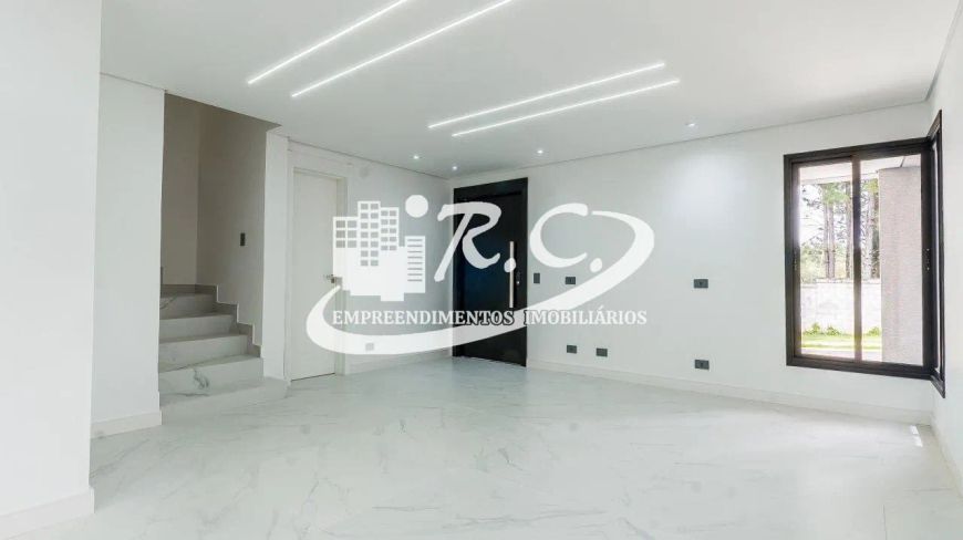 RC Imóveis vende sobrado em condomínio fechado no Santa Cândida